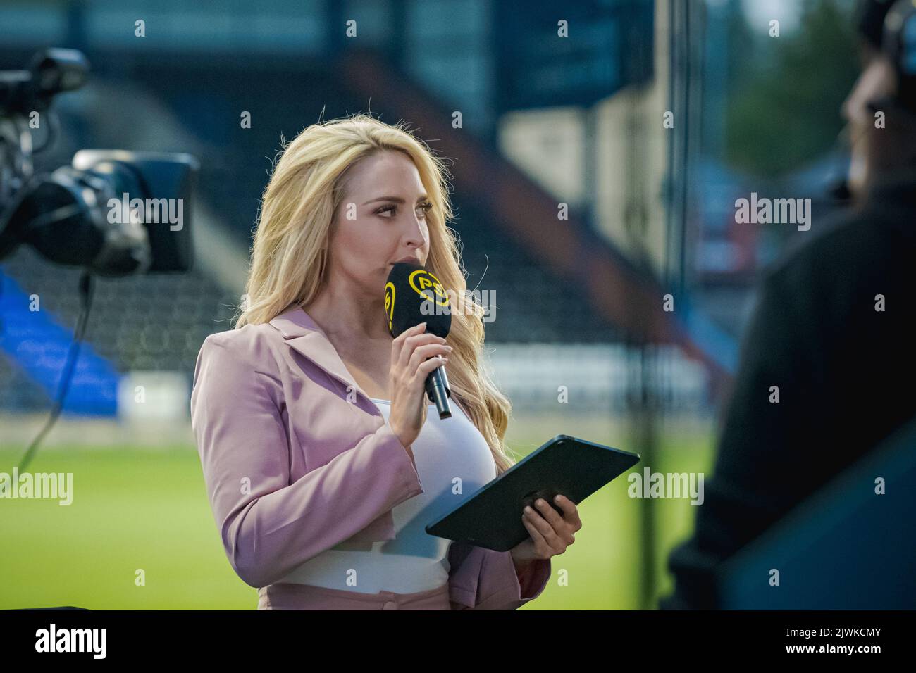 Emma Jones presenta per Premier Sports al DCBL Stadium, Widnes, Inghilterra. 5th settembre 2022. Betfred Championship, Widnes Vikings / Halifax Panthers Foto Stock
