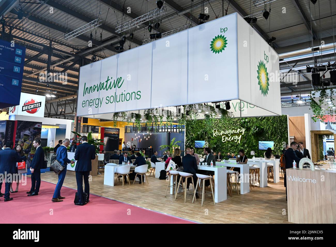 MILANO, ITALIA - 6 SETTEMBRE 2022: Rete di persone allo stand BP durante la fiera Gastech 2022 di Milano. I visitatori e le persone nella sala camminano attraverso gli espositori stand e stand espositivi. Foto Stock