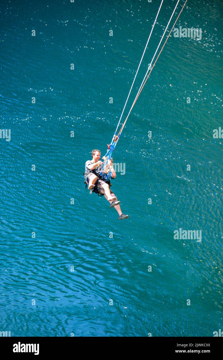 Un ponticello di bungy collegato con un cavo elastico, tuffa 47 metri sotto nel fiume di Waikato (il più lungo della Nuova Zelanda) dal nuovo Hanger di scogliera di Taupo Foto Stock