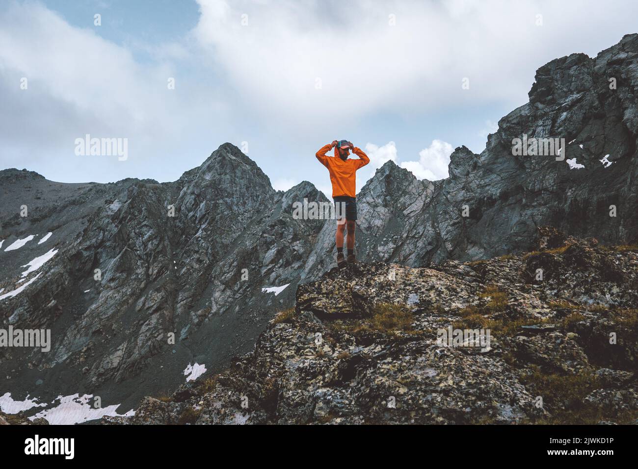 Escursionista uomo trekking da solo in montagne rocciose viaggi escursioni avventure attivo sano stile di vita all'aperto vacanze estive spedizione Foto Stock