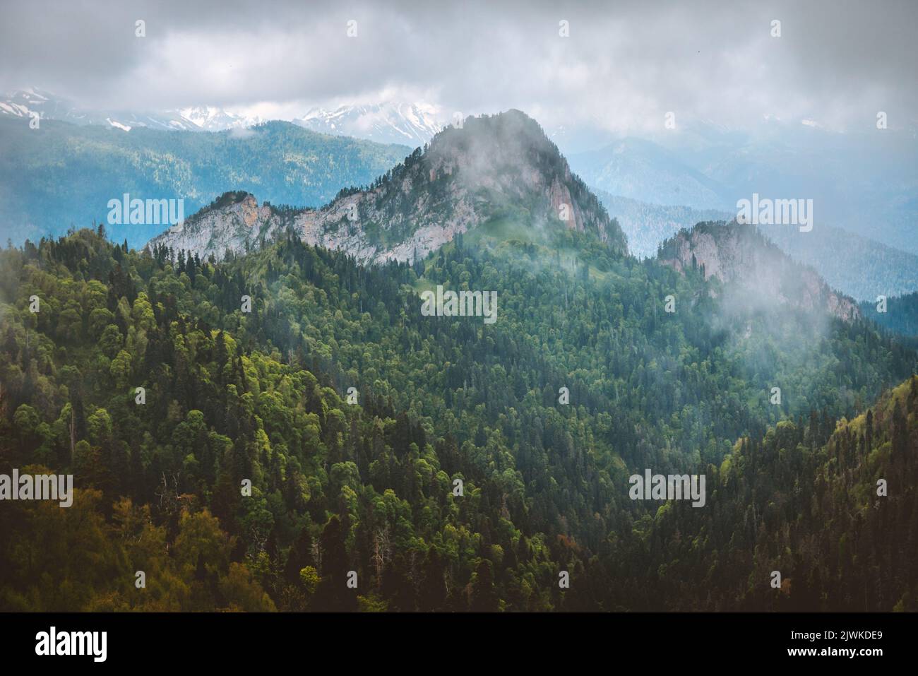 Vista aerea montagne rocce e foresta paesaggio natura maltempo tempesta nuvole scenario viaggio nella natura belle destinazioni stagione estiva Foto Stock