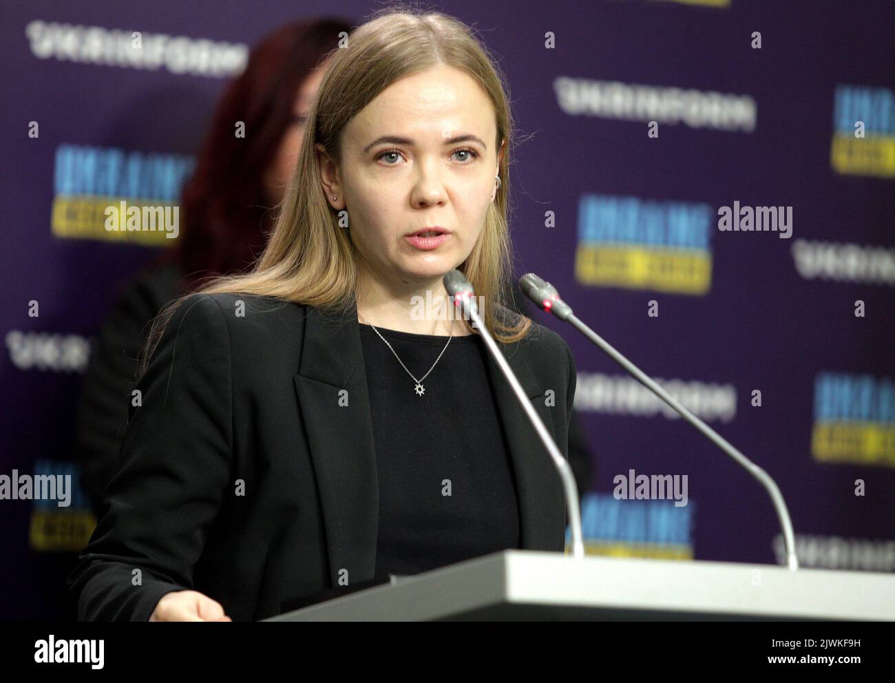 KIEV, UCRAINA - 6 SETTEMBRE 2022 - l'Avvocata Anna Kalynchuk parla al briefing sul tema 'attacco terroristico a Olenivka: Situazione attuale con in Foto Stock