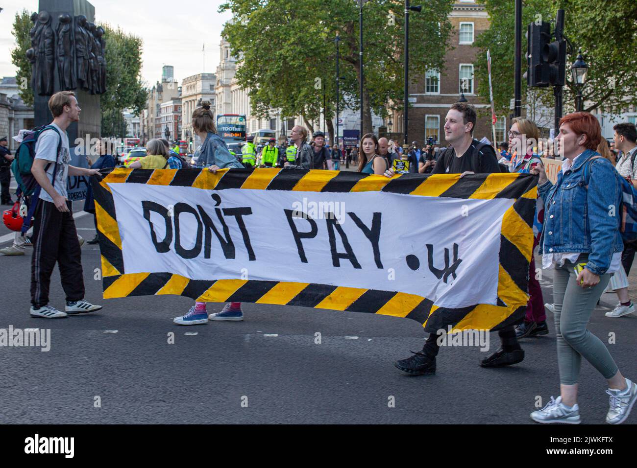 Londra, Inghilterra, Regno Unito. 5th Set, 2022. I manifestanti si riuniscono fuori Downing Street, parte della campagna Do't Pay contro massicci aumenti dei prezzi dell'energia. Foto Stock
