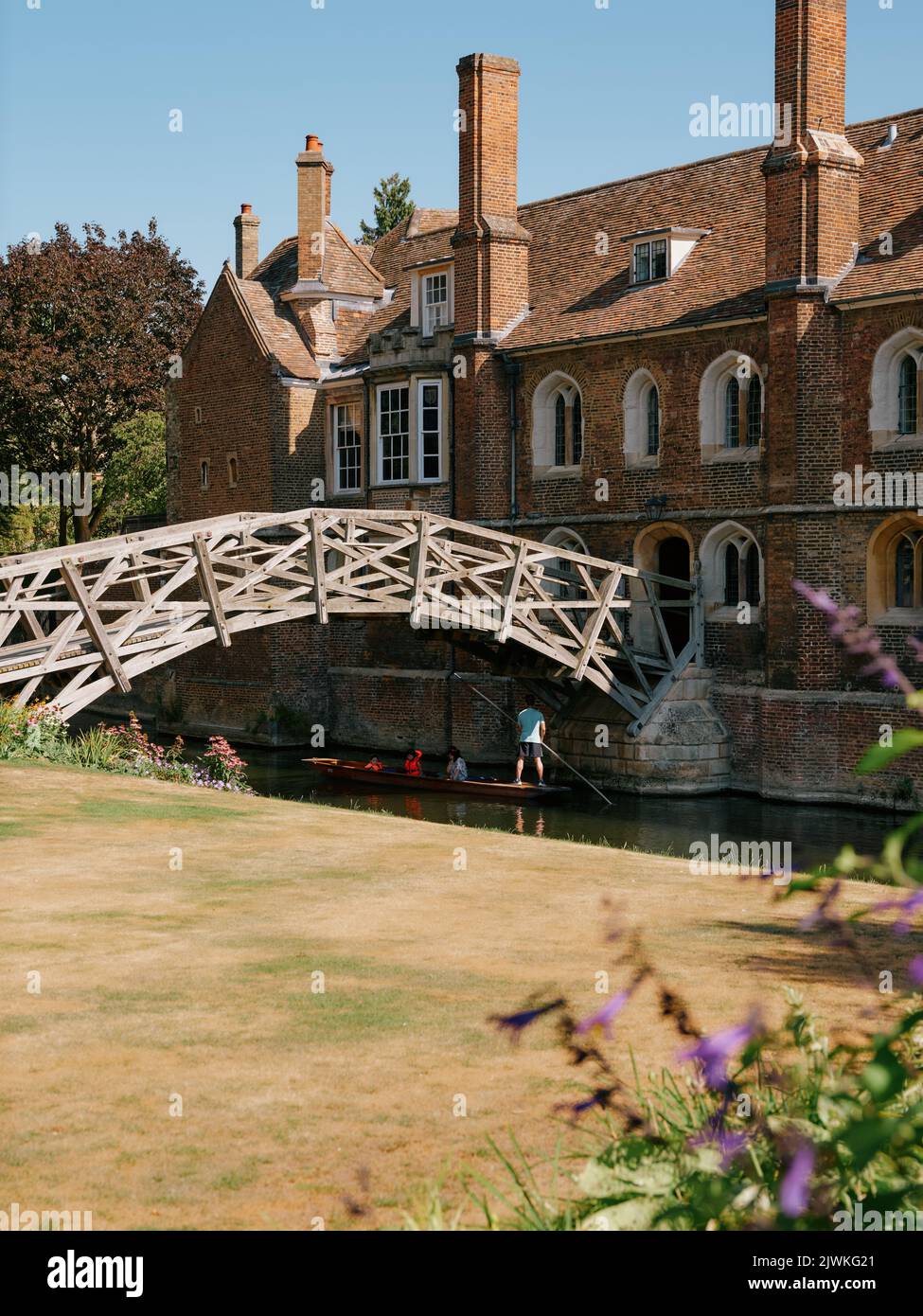 Il Mathematical Bridge un ponte pedonale in legno unico sul fiume Cam al Queens College di Cambridge Cambridgeshire Inghilterra UK Foto Stock