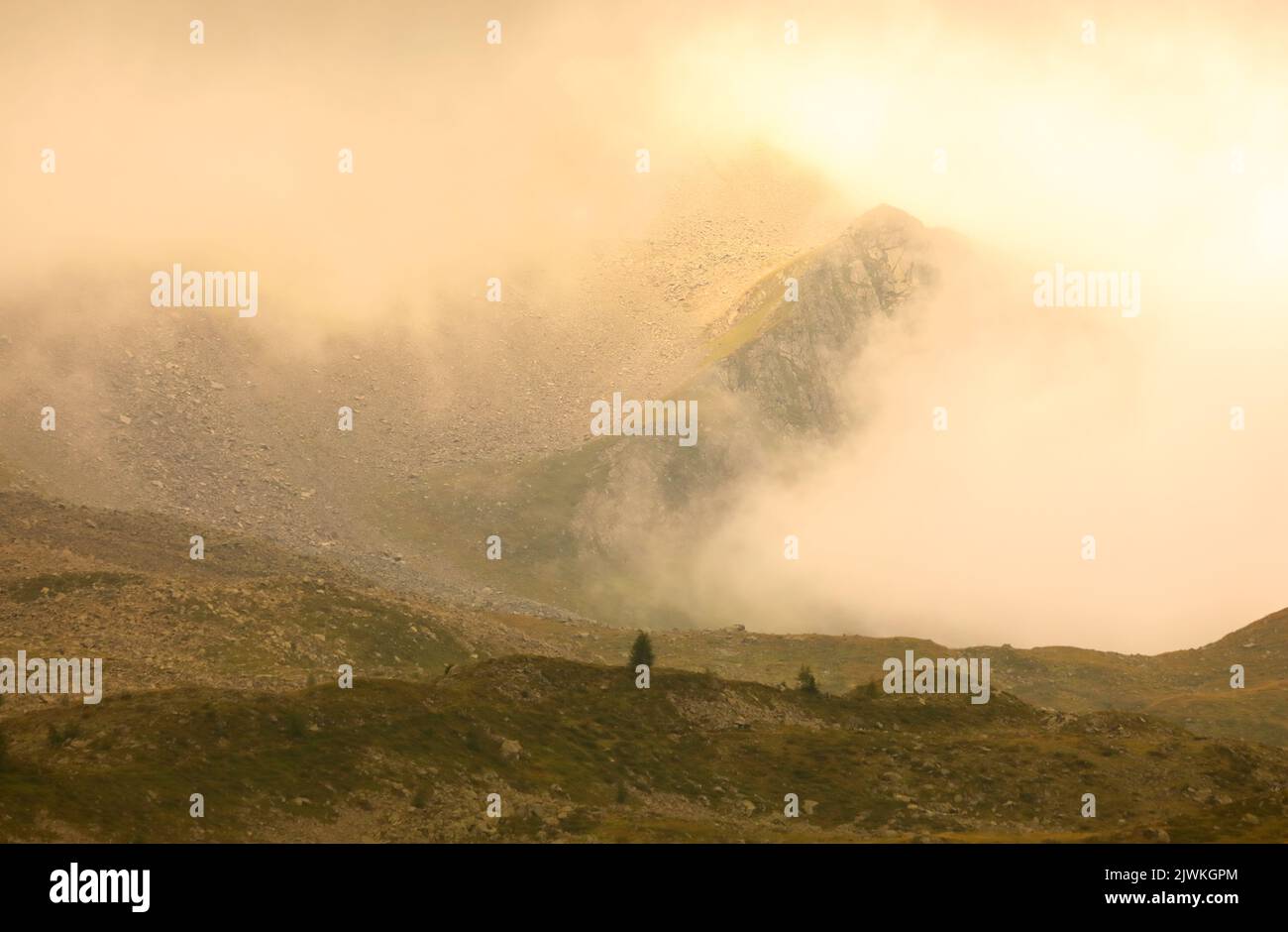 l'alba nebbiosa nelle alpi della svizzera Foto Stock