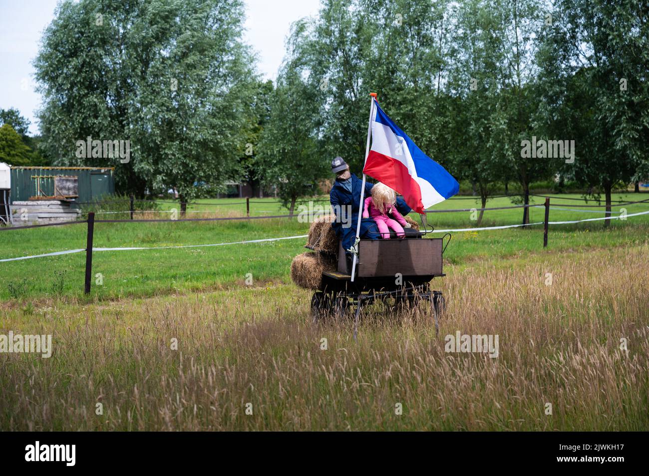 Oosterwolde, Friesland, Paesi Bassi - 07 20 2022 - Carrozza di legno con marionette e bandiera olandese per le azioni di protesta degli agricoltori Foto Stock