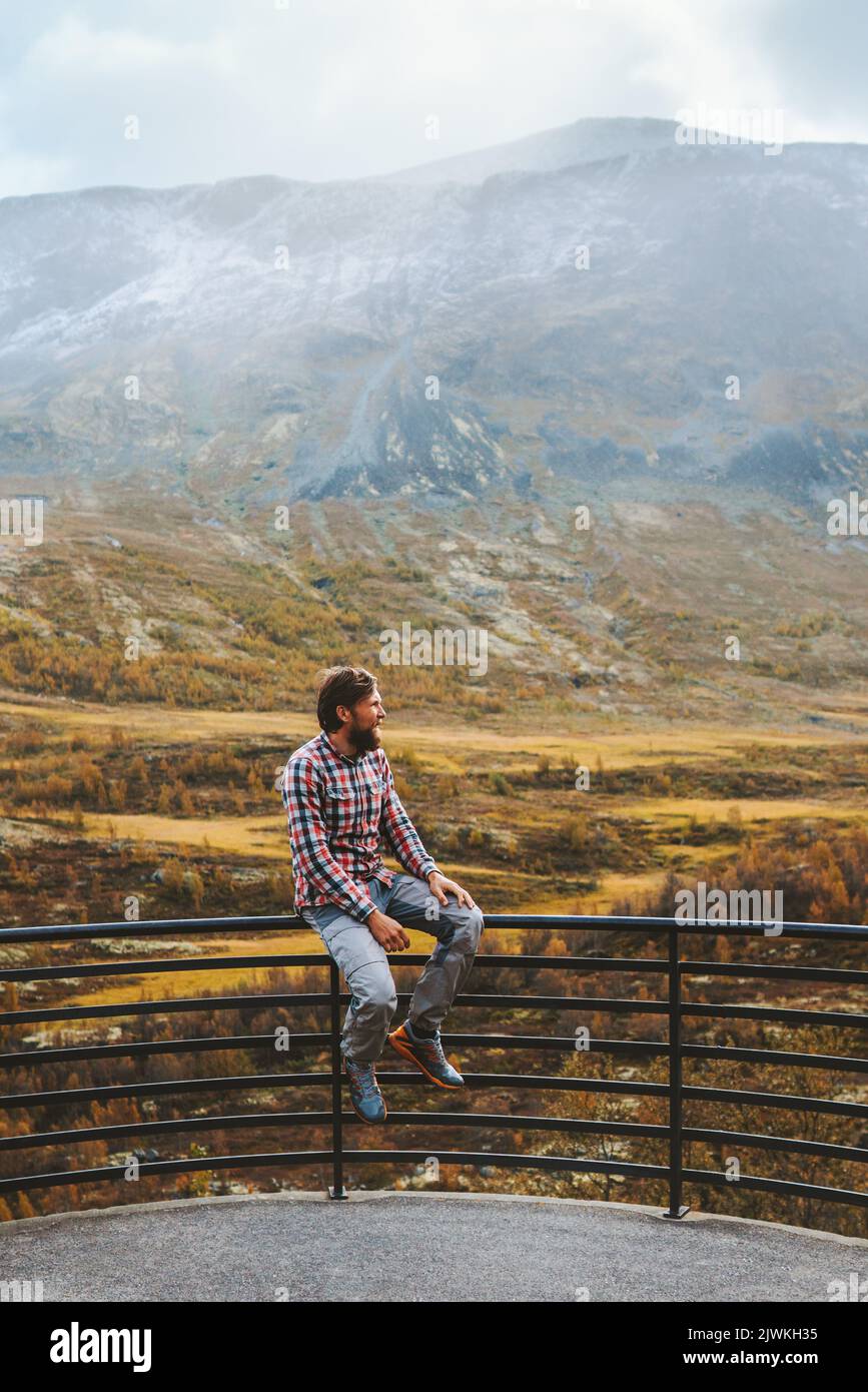Uomo turistico in viaggio in montagna di Norvegia attivo sano stile di vita avventura escursioni vacanze autunno stagione Jotunheimen parco punto di vista Foto Stock