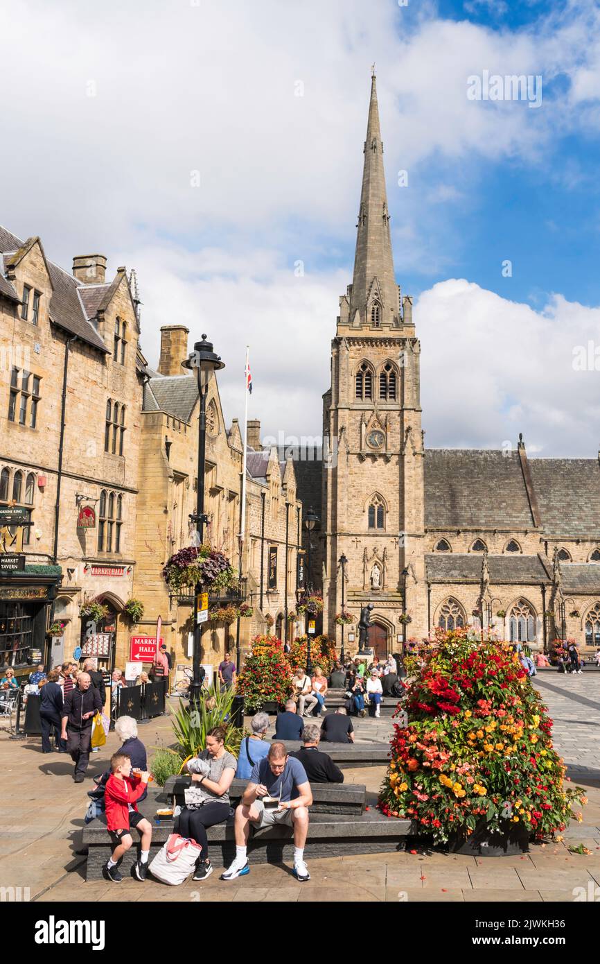La famiglia mangia all'aperto nel mercato di Durham, Inghilterra, Regno Unito Foto Stock