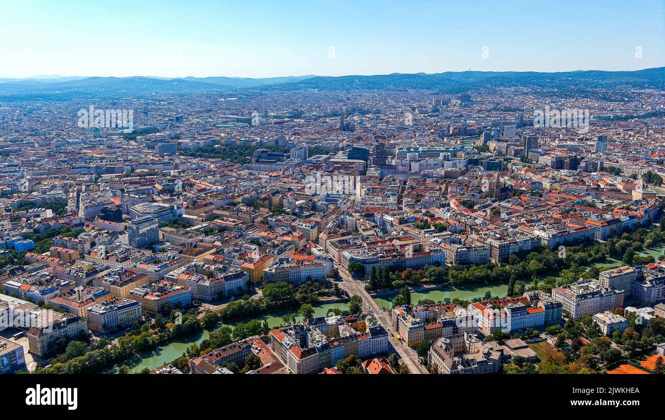 La vista aerea di Vienna in Austria è una delle capitali più famose d'Europa. Vista ad angolo alto del quartiere residenziale e centrale. Foto Stock