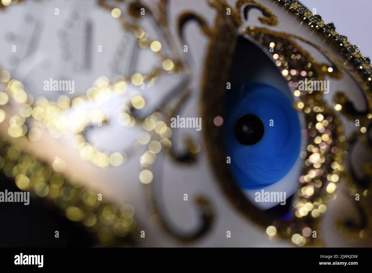 Maschera di Venezia con 'occhio di gatto' blu, Kilkenny, Irlanda Foto Stock