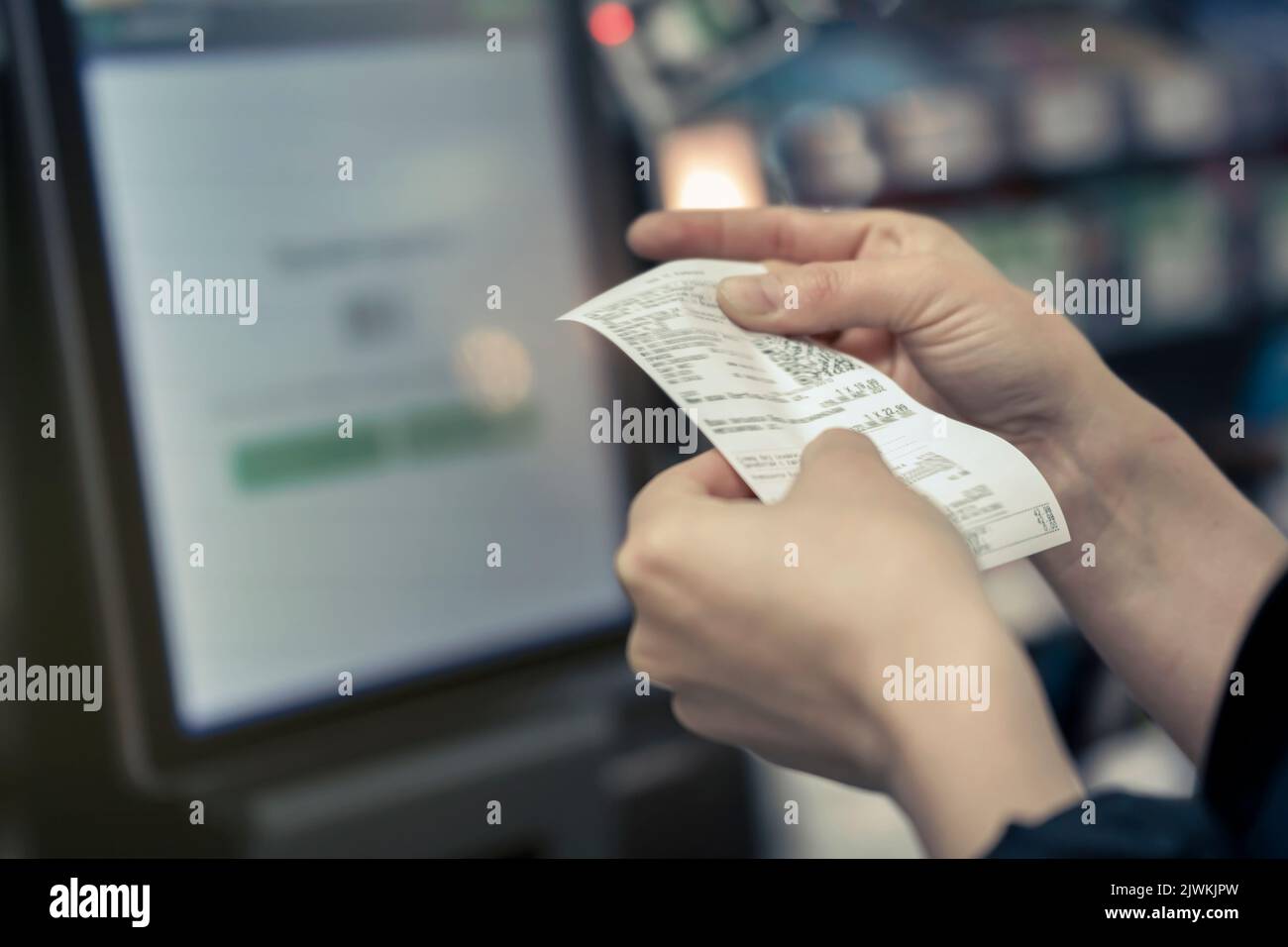 Sistema Point of sale per la ricezione di prodotti al dettaglio nelle mani delle donne in negozio - processore per carte di credito, stampante per ricevute con bolletta cartacea e a. Foto Stock