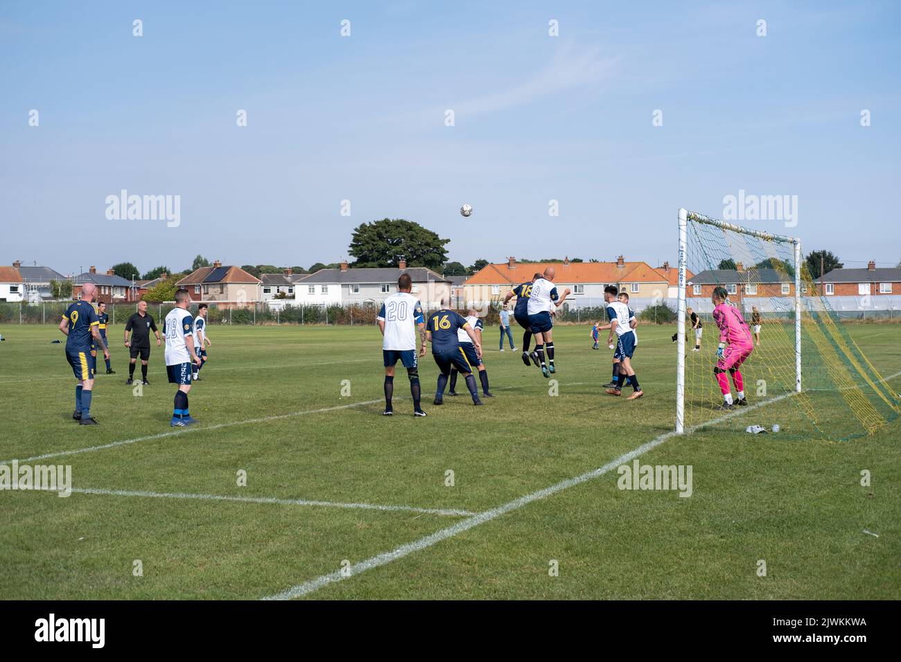 Una partita di calcio amatoriale in Inghilterra, Regno Unito. Foto Stock