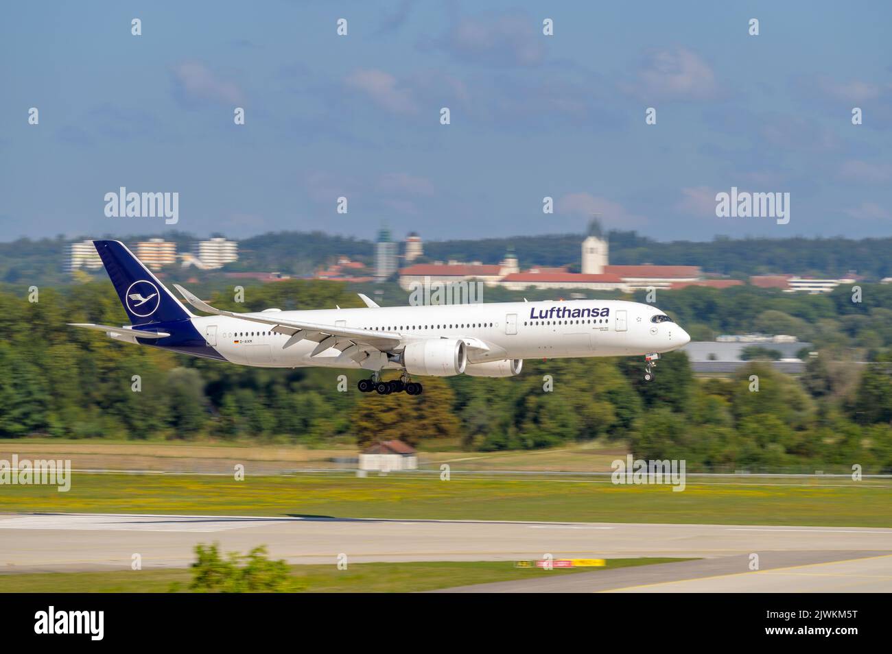 Monaco di Baviera, Germania - Agosto 24. 2022 : Lufthansa Airbus A350-941 con la registrazione D-AIXM in avvicinamento alla pista nord 08L del Muni Foto Stock