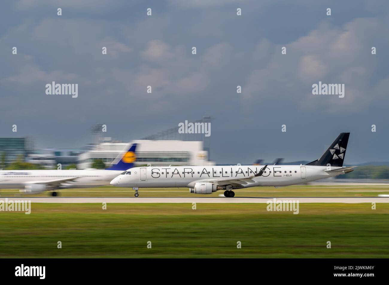 Monaco di Baviera, Germania - Agosto 26. 2022 : Air Dolomiti Embraer ERJ-195LR con la registrazione dell'aeromobile i-ADJV inizia sulla pista meridionale 26L del Foto Stock