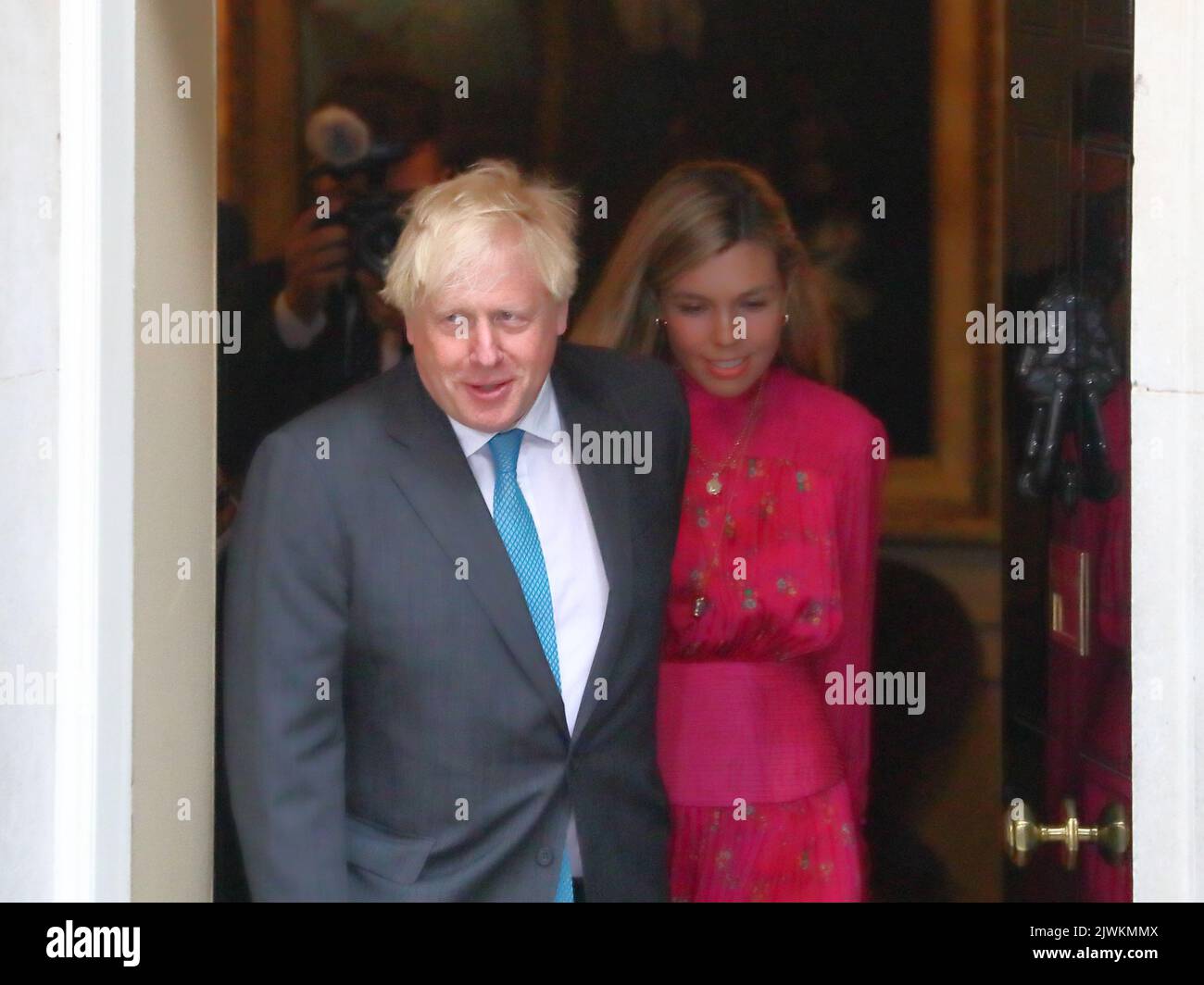 Londra, Regno Unito. 6th Set, 2022. Il primo ministro uscente Boris Johnson e sua moglie Carrie camminano attraverso la porta d'ingresso del n. 10 prima di volare a Balmoral per consegnare formalmente le sue dimissioni alla Regina. Credit: Uwe Deffner/Alamy Live News Foto Stock