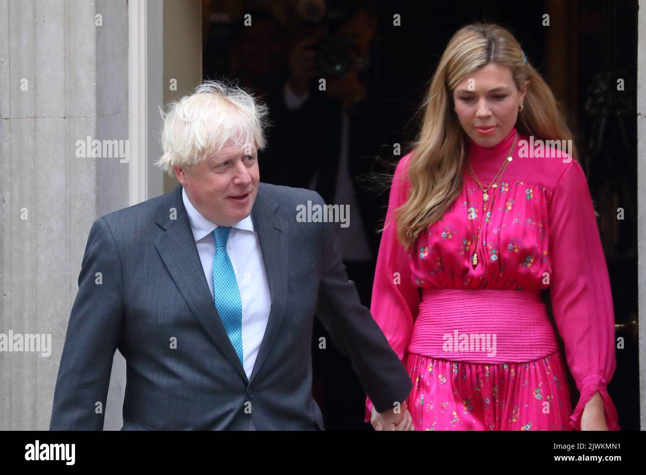 Londra, Regno Unito. 6th Set, 2022. Il primo ministro uscente Boris Johnson e sua moglie Carrie camminano attraverso la porta d'ingresso del n. 10 prima di volare a Balmoral per consegnare formalmente le sue dimissioni alla regina. Credit: Uwe Deffner/Alamy Live News Foto Stock