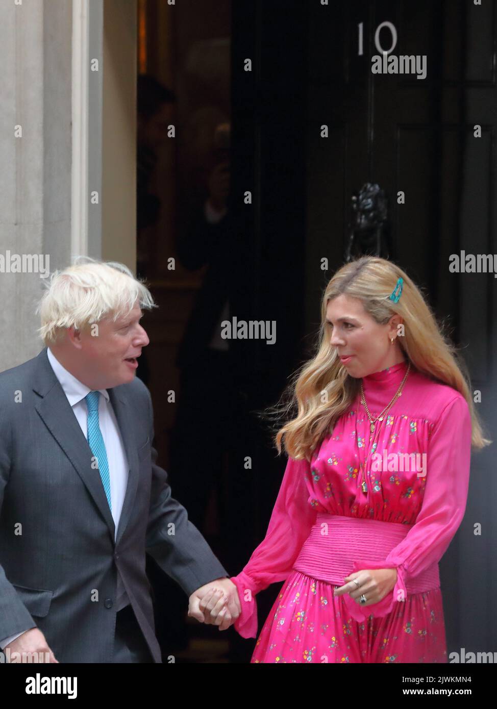Londra, Regno Unito. 6th Set, 2022. Il primo ministro uscente Boris Johnson e sua moglie Carrie camminano attraverso la porta d'ingresso del n. 10 prima di volare a Balmoral per consegnare formalmente le sue dimissioni alla Regina. Credit: Uwe Deffner/Alamy Live News Foto Stock