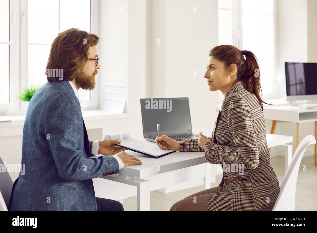 Donna in ufficio firma il contratto di lavoro dopo un colloquio di successo per la nuova posizione. Foto Stock