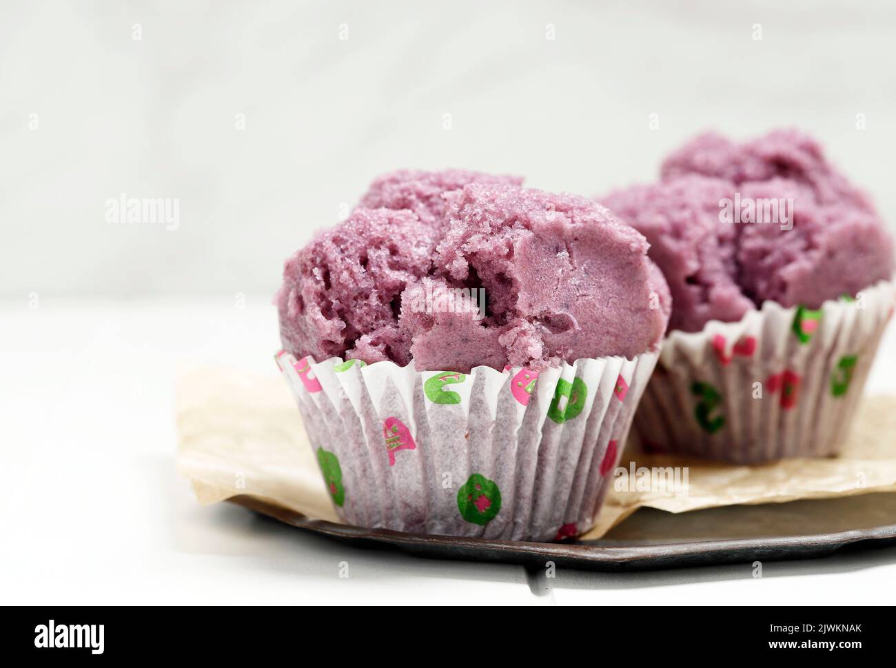 Porpora Kue Mangkok o cinese fa Gao, noto come torta di fortuna, di solito servito per Capodanno cinese o Cap Go Meh, su tavola bianca Foto Stock