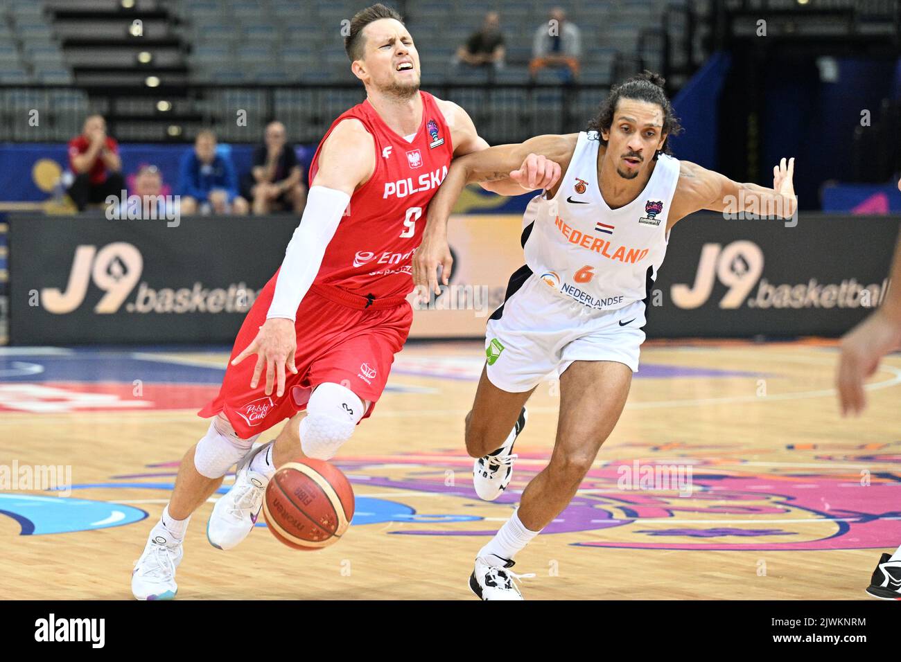 Praga, Repubblica Ceca. 06th Set, 2022. L-R Mateusz Ponitka (Polonia) e Worthy De Jong (Paesi Bassi) in azione durante il Campionato europeo di pallacanestro maschile, Gruppo D, partita Olanda vs Polonia, a Praga, Repubblica Ceca, il 6 settembre 2022. Credit: Michal Kamaryt/CTK Photo/Alamy Live News Foto Stock