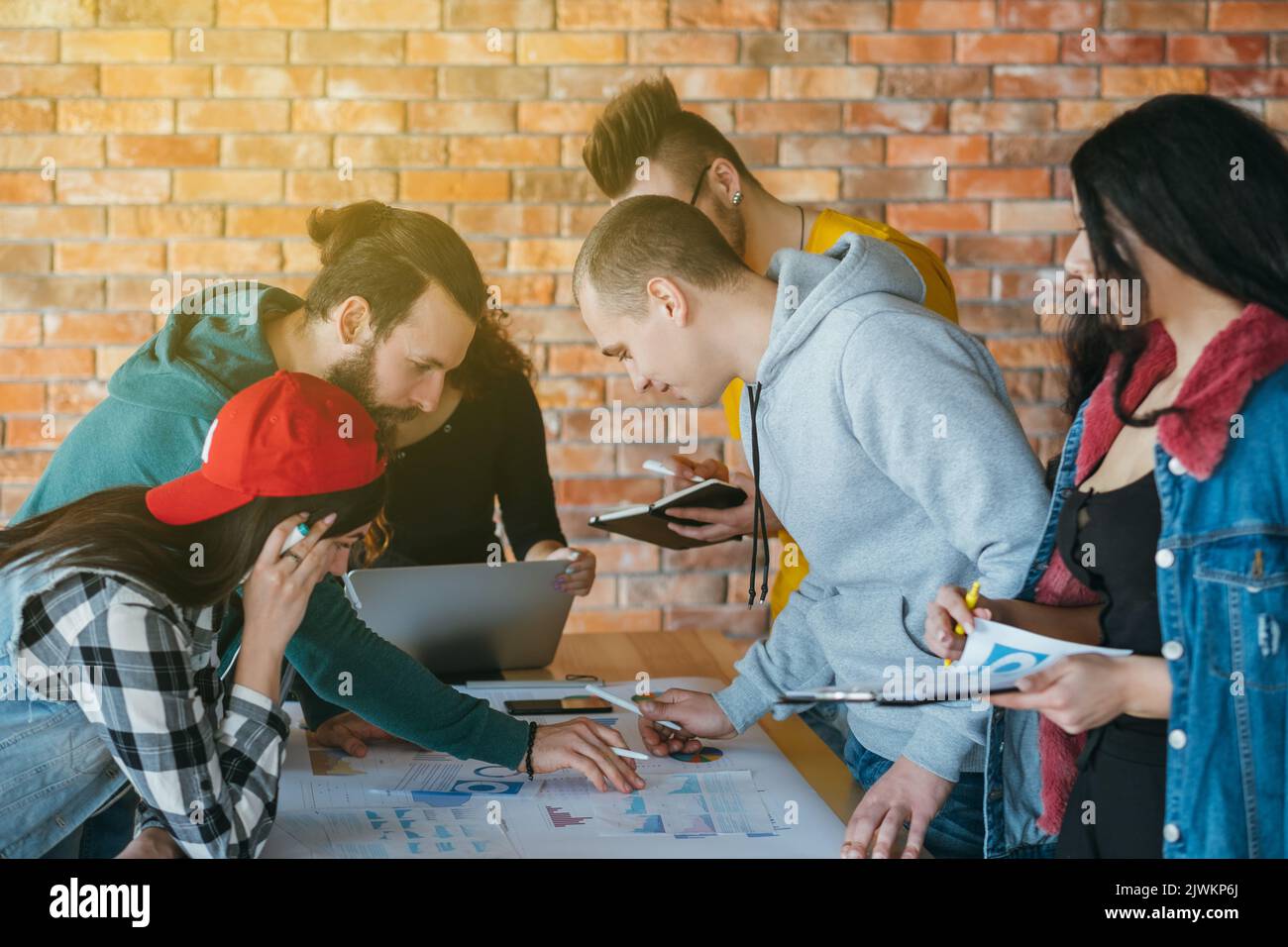 ambiente di lavoro open space moderno per i millennial Foto Stock