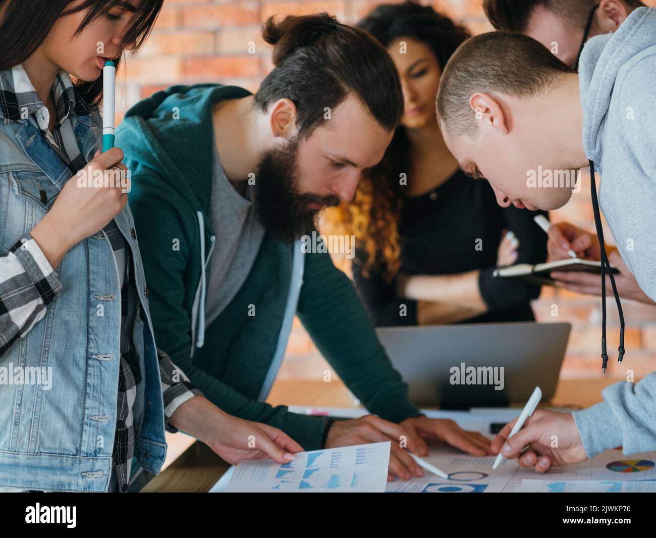 analisi delle vendite collaborazione tra i colleghi dei millennial Foto Stock