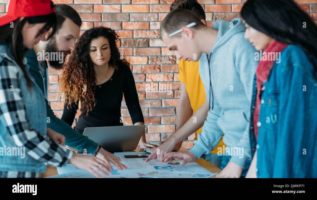 team aziendale che soddisfa la strategia dei millennials diversificati Foto Stock