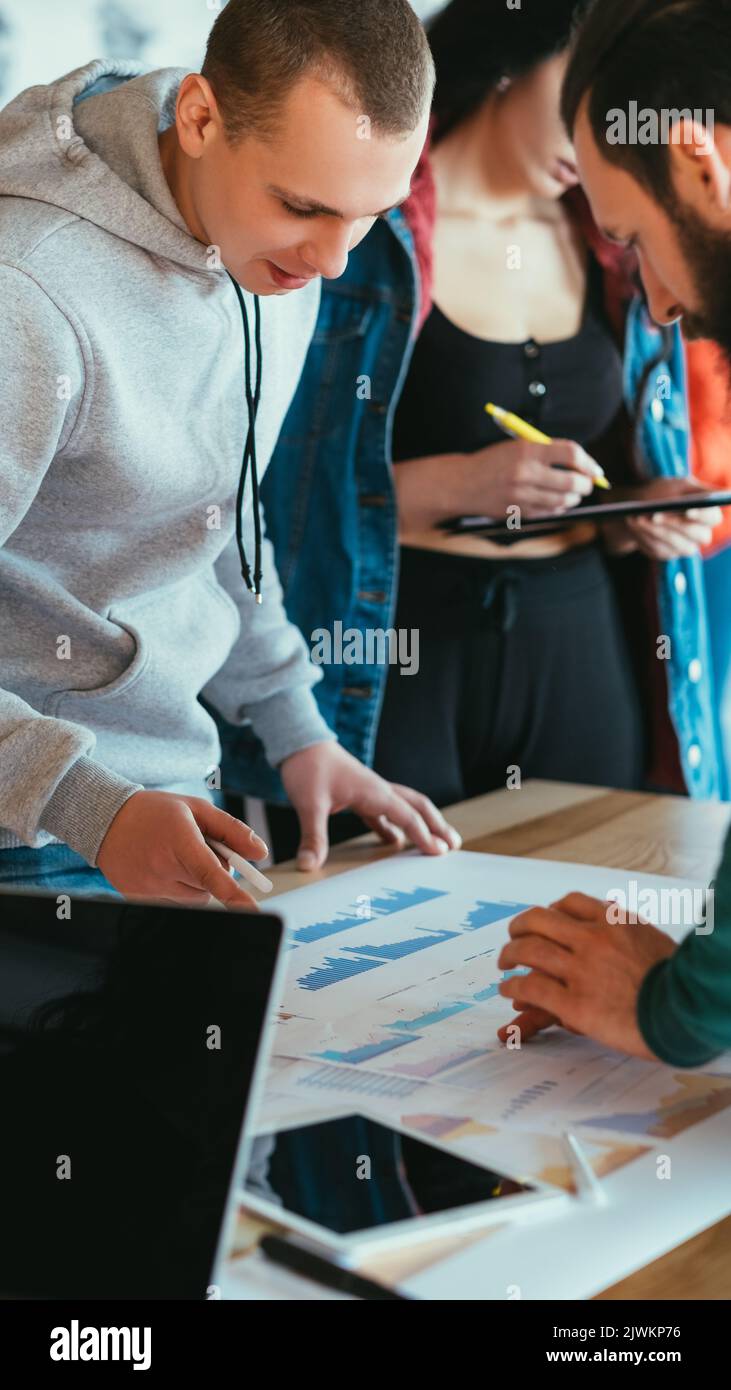 infografica sulla strategia di marketing dei millennial Foto Stock