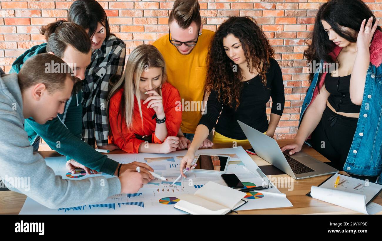 team aziendale che soddisfa la strategia dei millennials diversificati Foto Stock