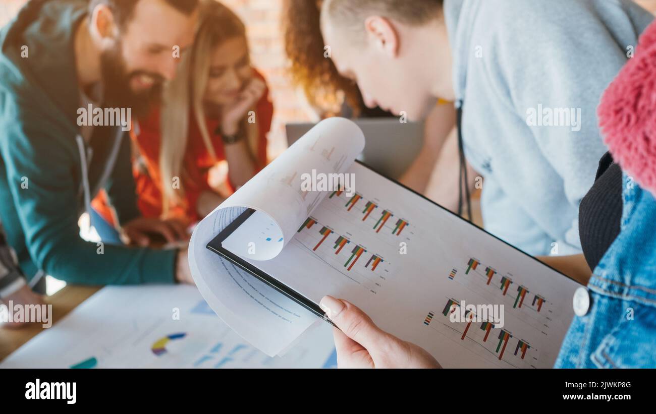 analisi delle vendite collaborazione tra i colleghi dei millennial Foto Stock