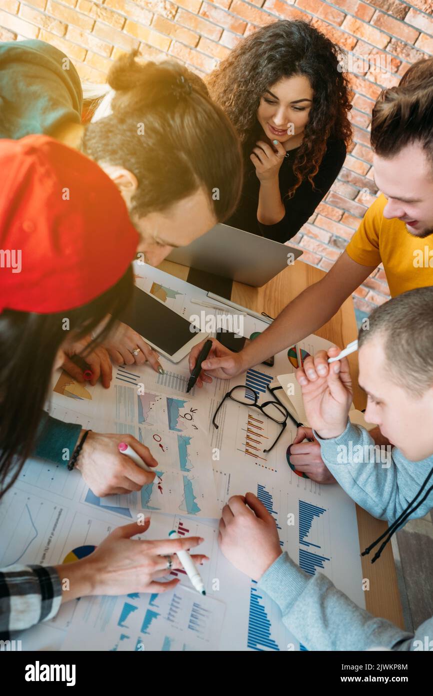 analisi delle vendite collaborazione tra i colleghi dei millennial Foto Stock