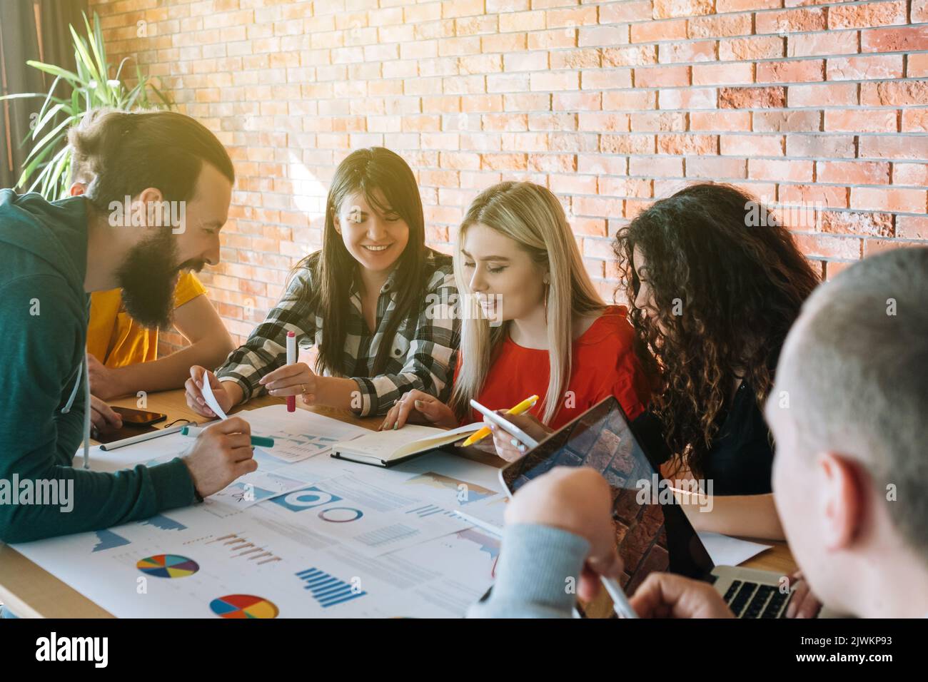 la collaborazione tra team aziendali illustra la strategia Foto Stock