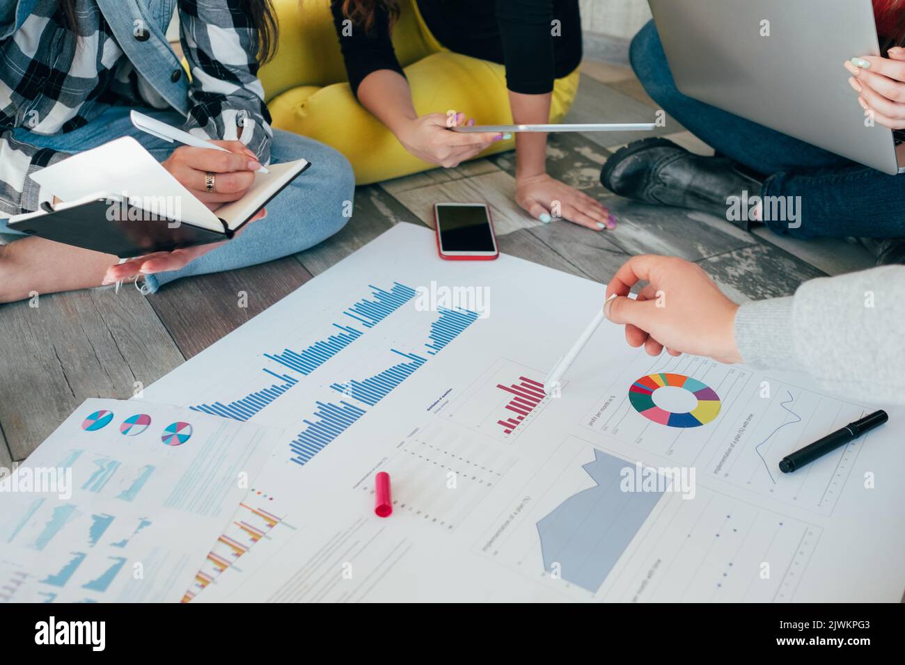 analisi delle vendite collaborazione produttiva millenaria Foto Stock