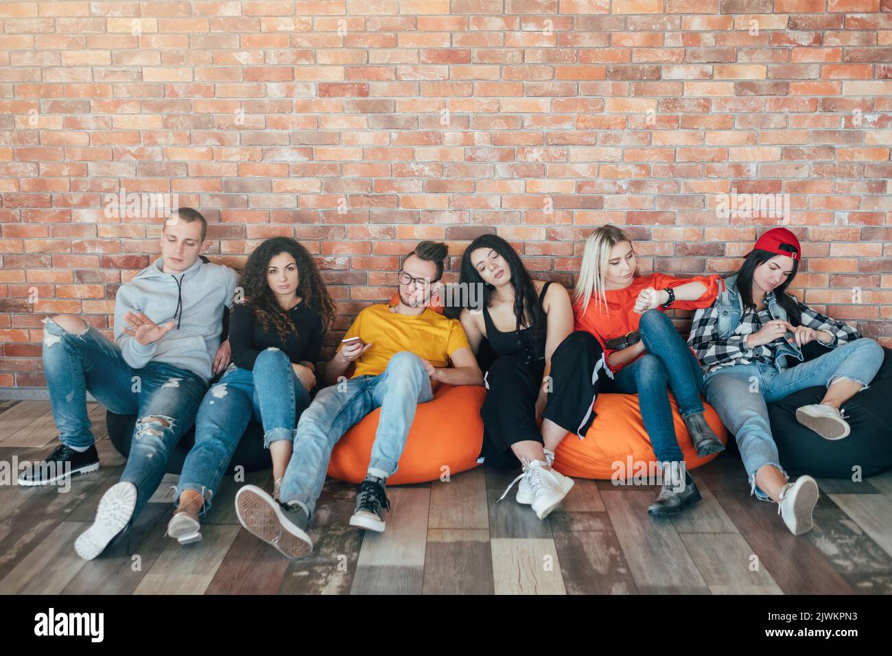 i millennial si sono seduti nella zona lounge annoiato Foto Stock