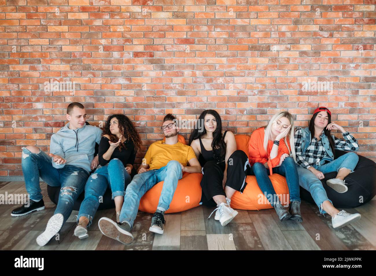 gruppo variegato millenario annoiato annoiato stanco noioso Foto Stock