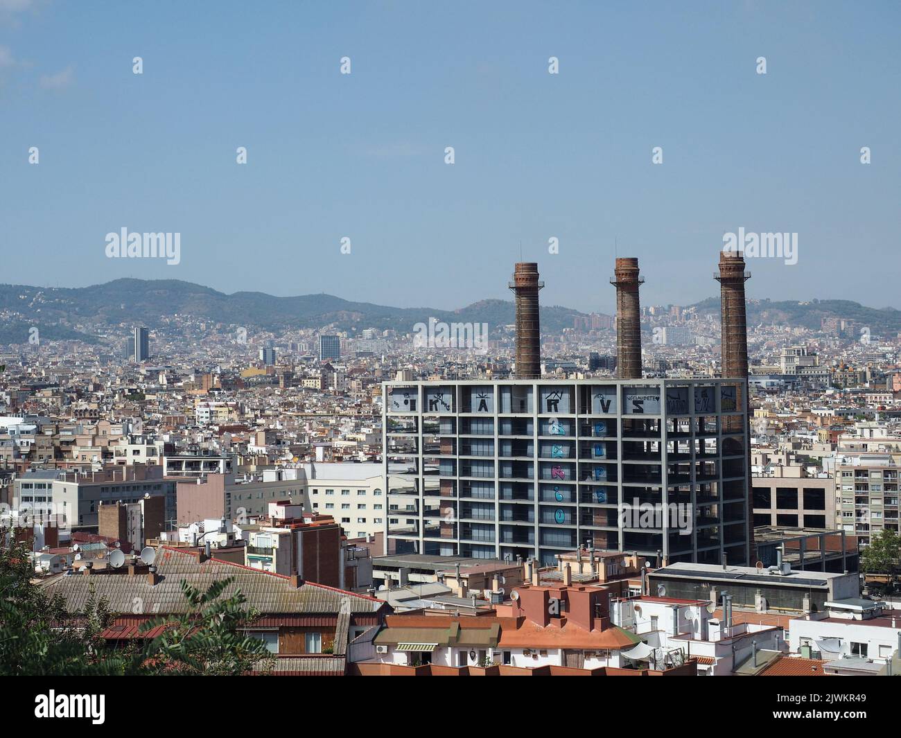 Situato ai margini del quartiere di Sants-Montjuic, i giardini di Les Tres Xemeneies (i tre camini) devono il loro nome alle tre imponenti str Foto Stock