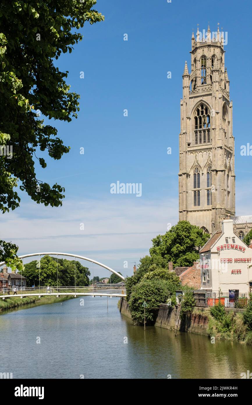 Il moncone di Boston o la torre della chiesa di St Botolph e il ponte pedonale di St Botolph sul fiume Witham. Boston, Lincolnshire, East Midlands, Inghilterra, Foto Stock