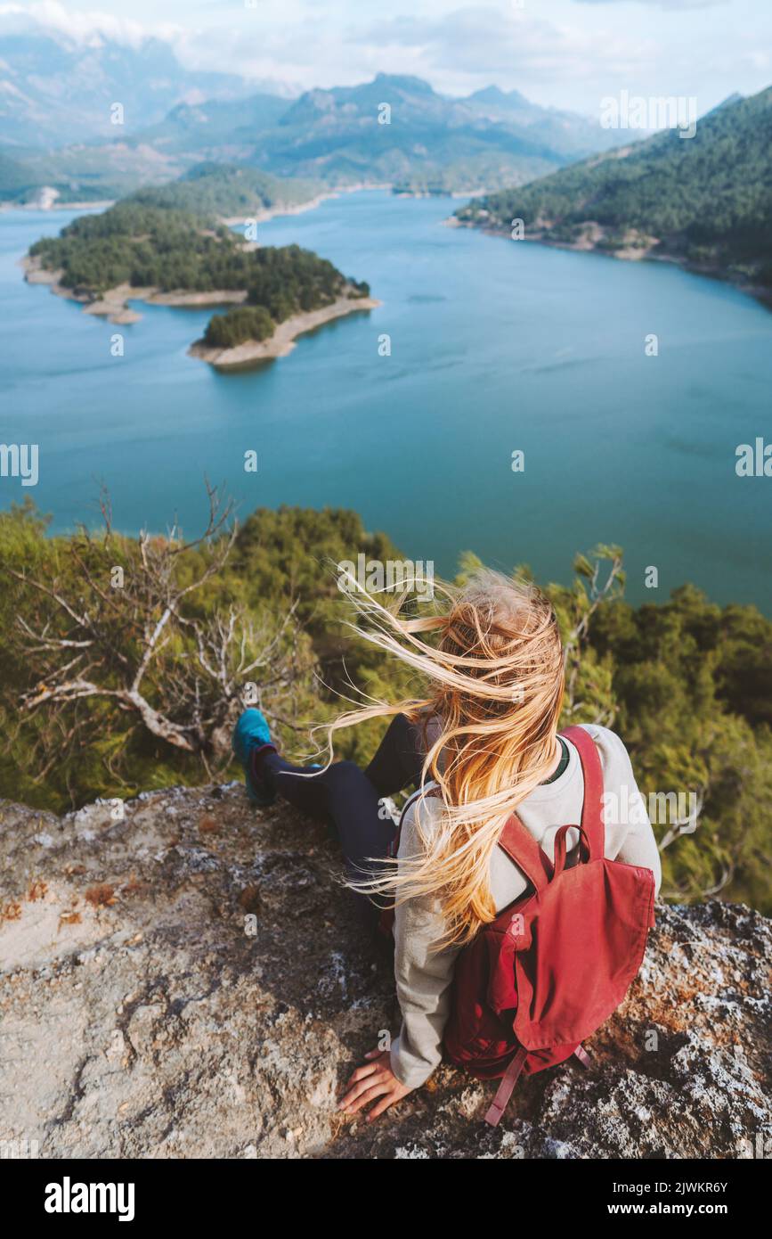 Donna viaggiatore con zaino godendo Karacaoren lago vista viaggio escursioni all'aperto in Turchia attivo sano stile di vita vacanze tour eco turismo Foto Stock