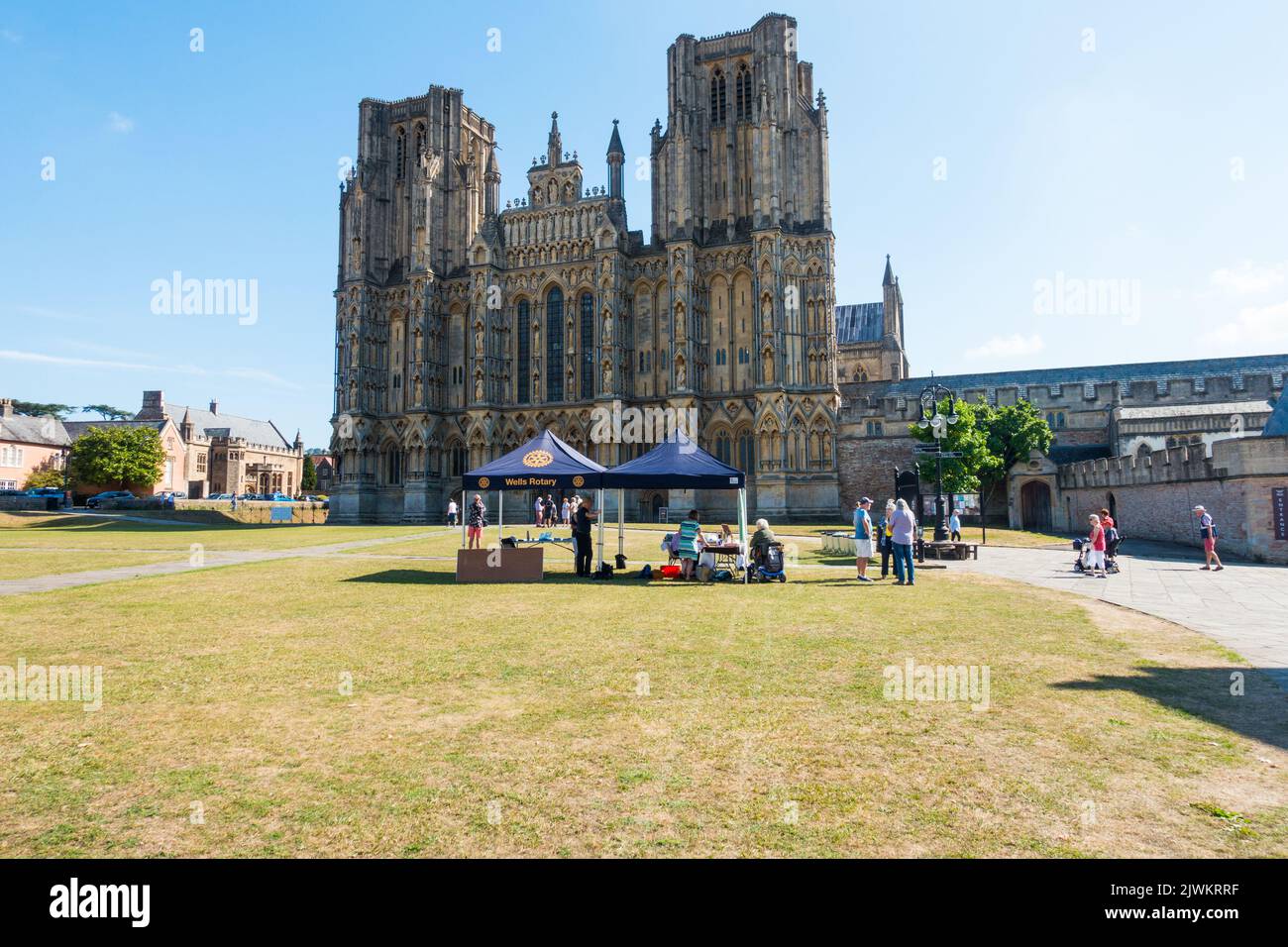 Wells Rotary Club allestendo uno stand sui prati fuori dalla Cattedrale di Wells, Wells, Somerset, Inghilterra, Regno Unito. Foto Stock