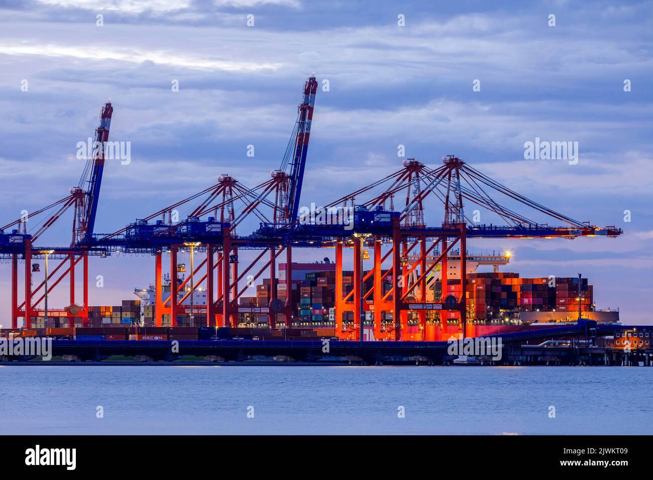 Jade-Weser-Port, terminal container di Wilhelmshaven, movimentazione di carichi di una grande nave container Foto Stock