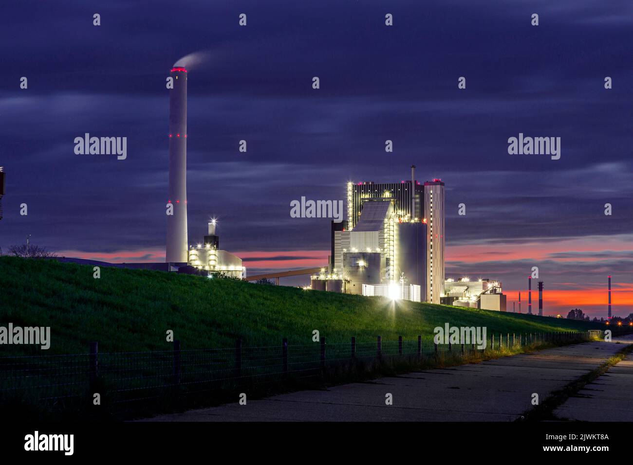 Onyx Kraftwerk Wilhelmshaven GmbH & Co. KG, centrale elettrica a carbone dietro la diga di Jadebusen Foto Stock