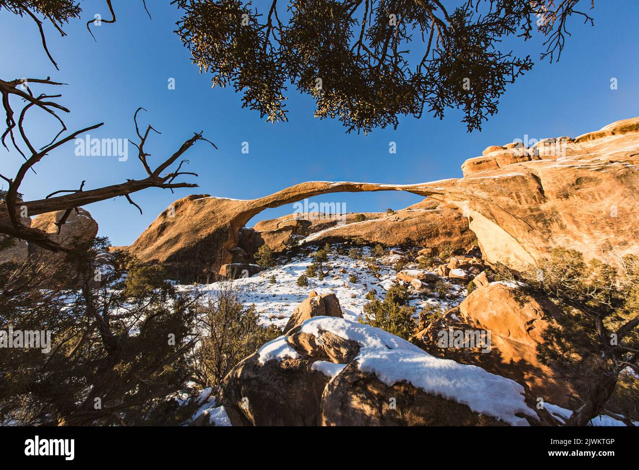 Landscape Arch nella zona del Devil's Garden con neve nel Parco Nazionale di Arches, Moab, Utah. Arco più lungo del parco a 306' di larghezza. Foto Stock