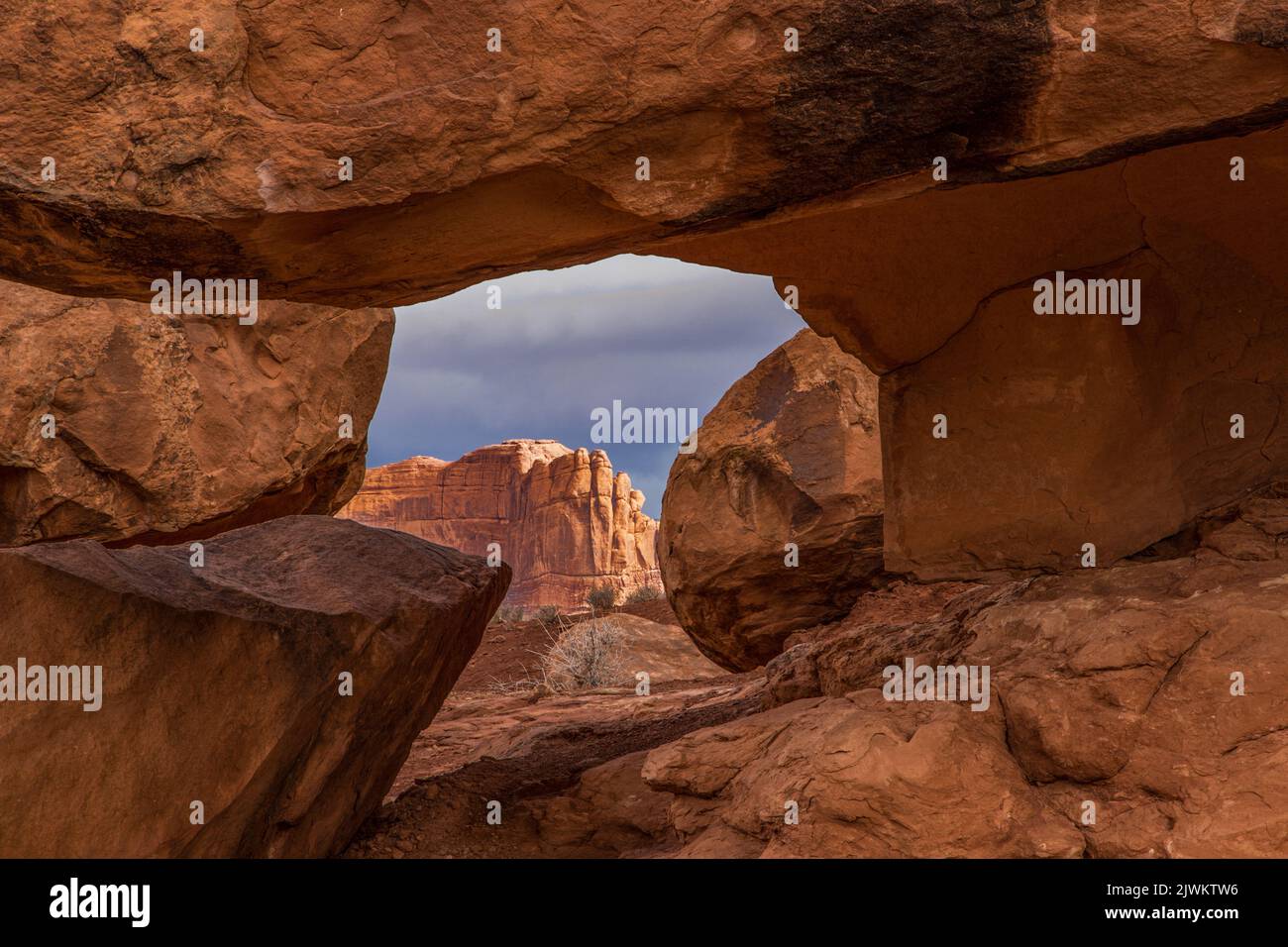 La Torre di Babele, incorniciata da rocce di fronte all'organo nelle Torri del tribunale, nel Parco Nazionale degli Arches, a Moab, Utah. Foto Stock