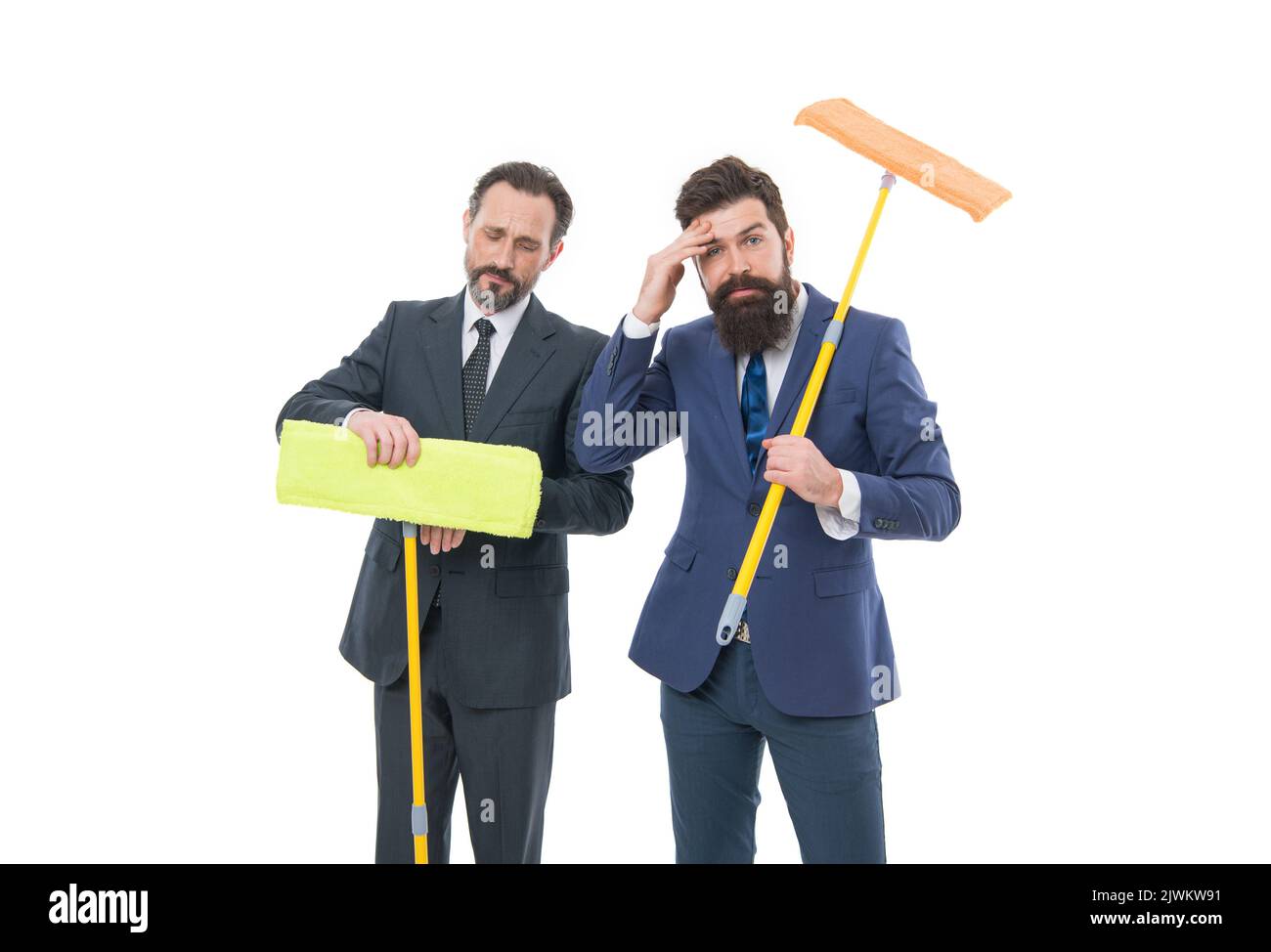 uomini d'affari da parete trasparente a bianco. ardesia pulita. Collaborazione e lavoro di squadra. Pulizia società. Affari puliti. uomini maturi bearded in suit holding Foto Stock