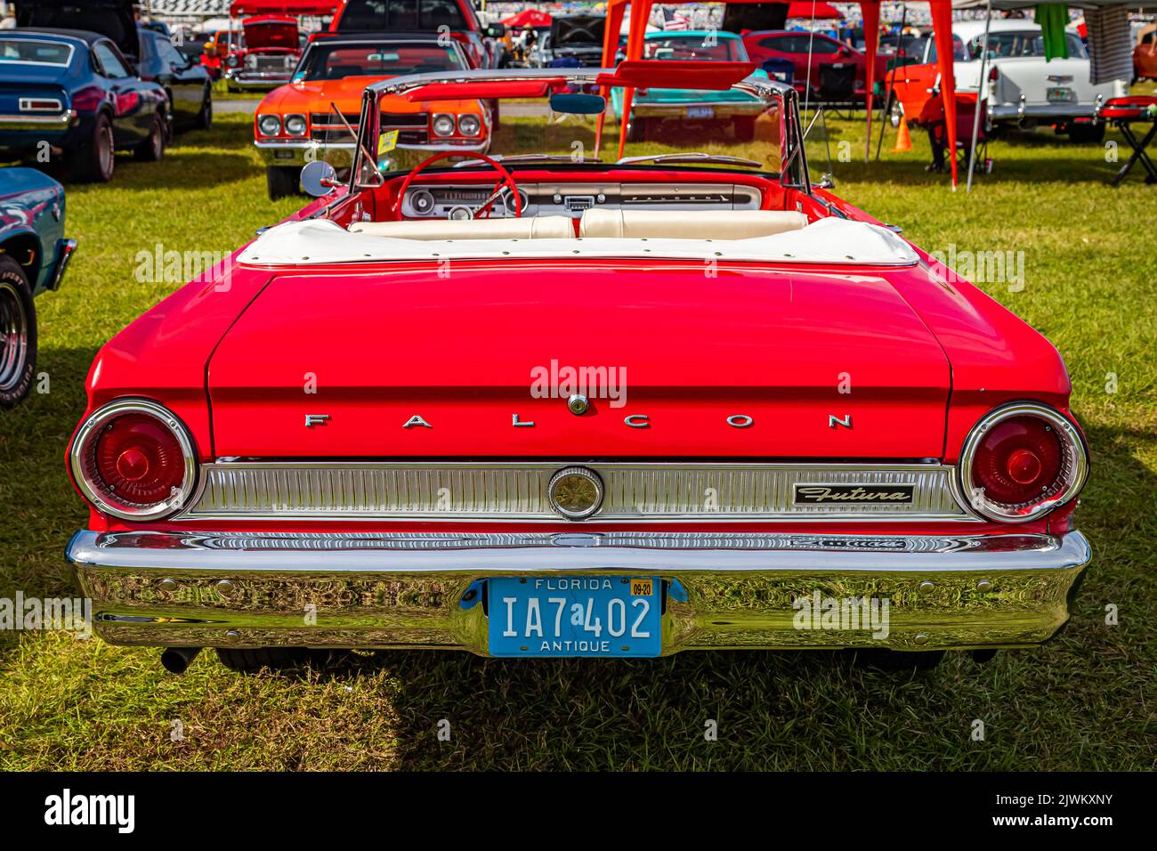 Daytona Beach, FL - 24 novembre 2018: Vista posteriore di una Ford Falcon futura Convertibile 1964 ad una fiera automobilistica locale. Foto Stock