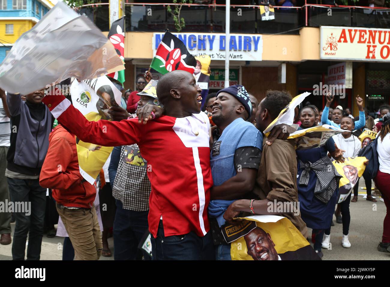 I sostenitori del presidente eletto del Kenya, William Rato, si rallegrano per la decisione della Corte Suprema di eliminare la petizione di Raila Odinga contro le elezioni presidenziali. William Rato diventa ora il quinto presidente del Kenya. Foto Stock