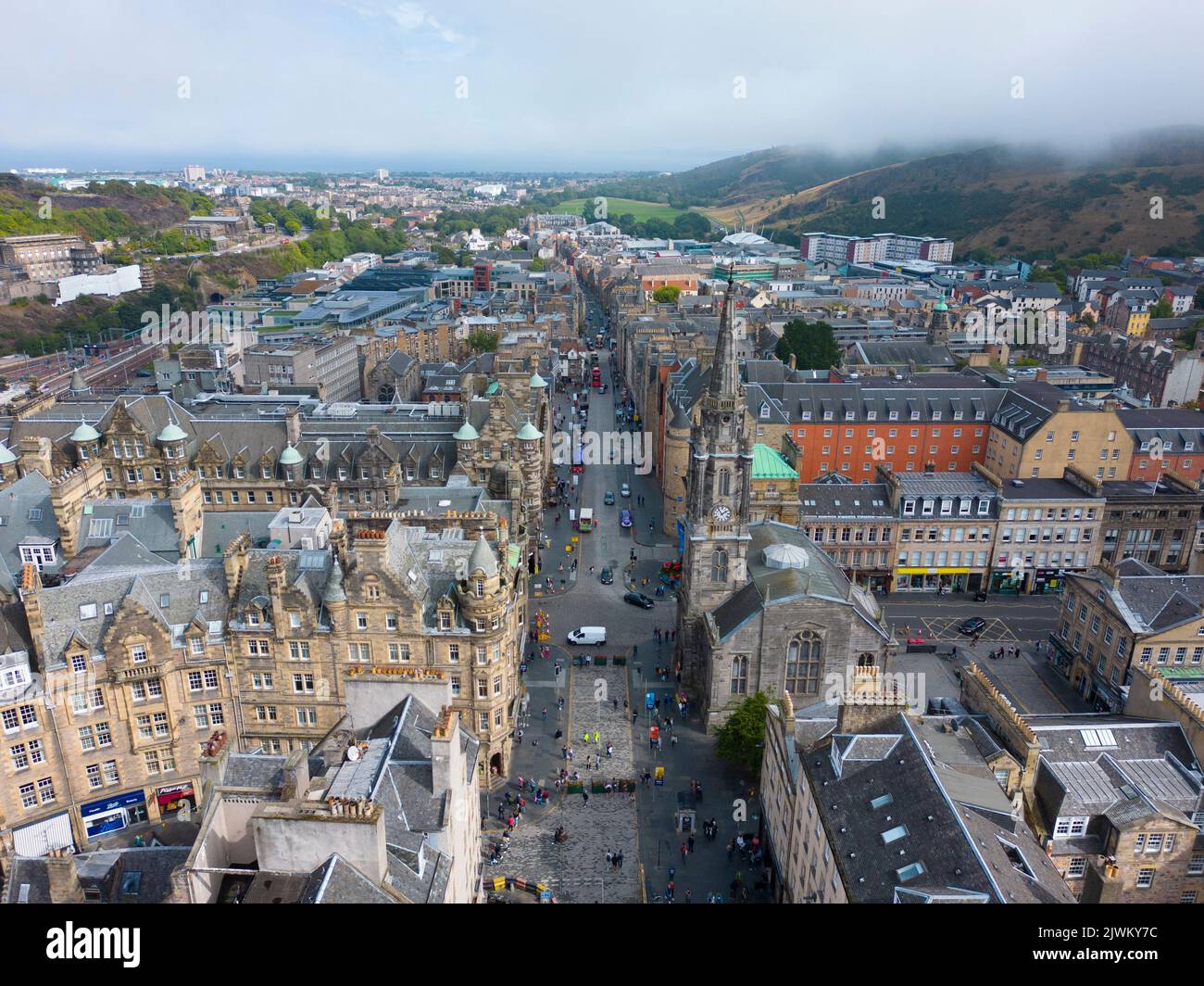 Vista aerea lungo High Street o Royal Mile nel centro storico di Edimburgo, Scozia, Regno Unito Foto Stock
