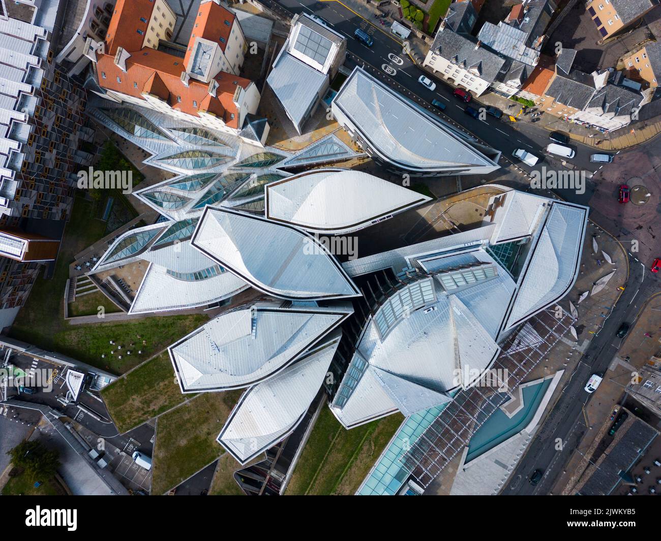 Vista aerea dell'architettura astratta dei tetti degli edifici del Parlamento scozzese a Holyrood a Edimburgo, Scozia, Regno Unito Foto Stock