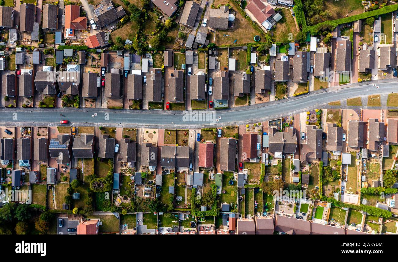 Vista aerea direttamente sopra una tenuta residenziale suburbana con una strada che fornisce accesso per i proprietari di case Foto Stock