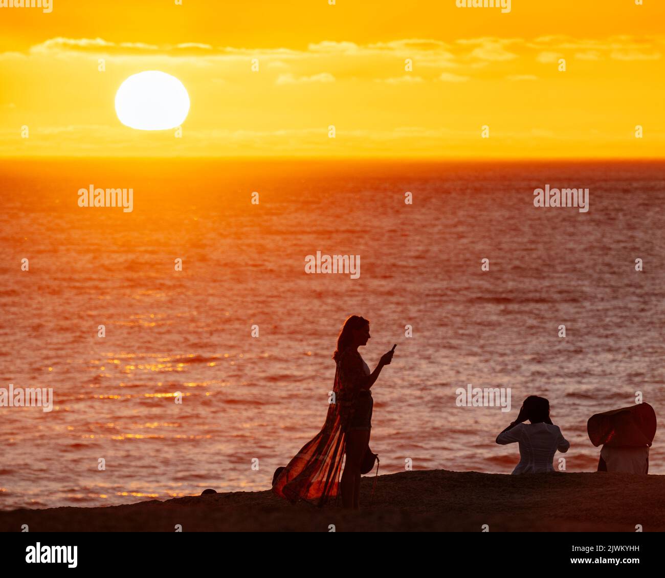 Persone che guardano il tramonto, Camps Bay, Città del Capo, Capo Occidentale, Sud Africa Foto Stock